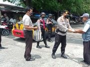 Sambil Patroli, Polisi di Kota Tegal Bagikan Nasi Bungkus
