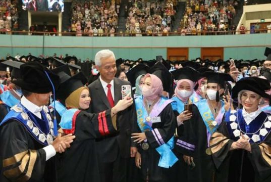 Pesan Menyentuh Ganjar Bikin Ribuan Wisudawan Universitas Pancasila Menangis Haru