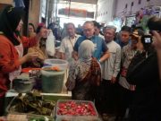 Zulhas Tinjau Harga Sembako di Pasar Kertek Wonosobo
