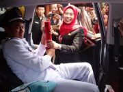 Bupati Serahkan SK Pelantikan pada Kades yang Terbaring Sakit di Dalam Mobil