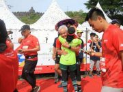 Pelukan Hangat Siti Atikoh pada Ganjar yang Finish di Nomor Virgin Half Marathon