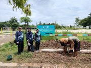 Tim PkM USM Memasang Pipa Resapan Horizontal di Daerah Rob Kecamatan Pekalongan Barat