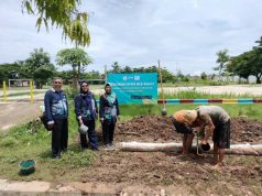 Tim PkM USM Memasang Pipa Resapan Horizontal di Daerah Rob Kecamatan Pekalongan Barat