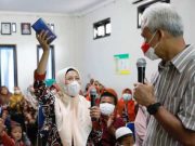 Pujian Ganjar untuk Bu Salamah yang Selama 35 Tahun Jadi Pengabdi Kesehatan