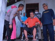 Polres Klaten Serahkan Kursi Roda bagi Penderita Lumpuh