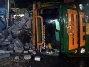 Rem Blong, Truk Sarat Muatan ‘Hebel’ Terguling di Simpang Empat Secang rem blong