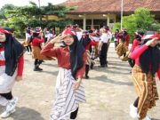 Pentas Tari Kolosal Semarakkan Peringatan HUT PGRI dan HGN di SMP Negeri 2 Kalinyamatan