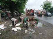 Ini Penyebab TNI dan Polri Ikut Urug Lubang Depan Pasar Kutowinangun