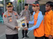 Kapolres Bagikan 100 Paket Beras kepada Tukang Sapu dan Abang Becak