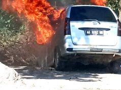 Sebuah Mobil Terbakar di Depan Pompa Bensin Purwantoro Wonogiri