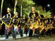 Festival Ronthek Gedhen Pacitan, Menyertakan Auman Serigala dan Kostum Carnival