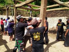 Di Puhpelem Wonogiri, Babinsa Memimpin Kerja Bakti Bedah Rumah