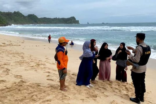 Cuaca Ekstrem, Ini yang Dilakukan Polisi di Pantai Selatan Wonogiri
