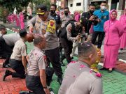 Anggota Polres Wonogiri yang Naik Pangkat Dapat Siraman Air Bunga dari Kapolres