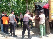 Polisi Wonogiri Pimpin Kerja Bakti Membangunkan Rumah Korban Kebakaran