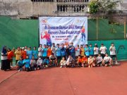 Pengurus Pelti Jateng Mulai Fokus Pembinaan Petenis Junior Pengurus Pelti dan para petenis junior berfoto bersama dalam pertandingan tenis junior, Sabtu-Minggu (10-11/12/2022). Foto: dokumen Pelti Jateng.