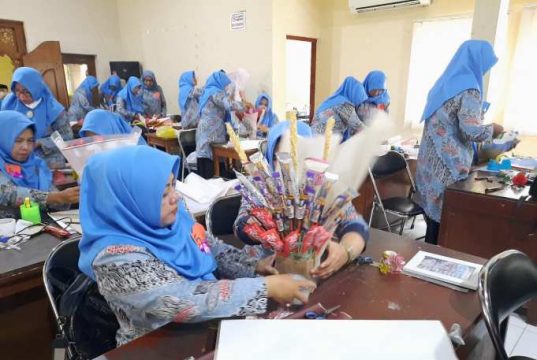 Hari Ibu, Istri dan Karyawati Jajaran Satkordikcam Lomba MC dan Membuat Buket