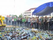 3.031 Botol Miras dan 1.700 Liter Oplosan Dimusnahkan