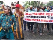 Massa AMPK Desak Pimpinan DPRD Kudus Segera Proses Pemecatan Sulis dan Sandung