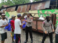 Jumat Berkah, Polantas Blora Bagikan Bansos untuk Kaum Duafa