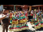 Penjual Terompet Tahun Baru 2022 Bermunculan untuk Mengais Rezeki di Blora Selly warga Randublatung berusaha mendulang uang dengan jual terompet di alun - alun kota Blora. Foto: Kudnadi Saputro Blora