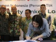 SIG dan SBI Tanda Tangani Perjanjian Kredit Sustainability Linked Loan dengan Dua Belas Perbankan SIG dan SBI melakukan penandatanganan Perjanjian Kredit Sindikasi Sustainability Linked Loan (“SLL”) dengan 12 (dua belas) perbankan sebagai kreditur yang merupakan salah satu program untuk mewujudkan komitmen terhadap implementasi prinsip ESG di Jakarta, Senin (19/12). Foto: Humas SIG