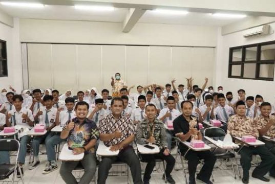 Puluhan Siswa SMK Asshodiqiyah Kunjungi FTIK USM