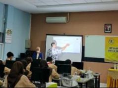 Tim PkM USM Beri Pelatihan Mengerjakan Soal Literasi Bahasa Indonesia kepada Siswa SMK Yayasan Pharmasi