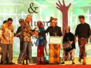 Ganjar Serahkan Penghargaan Alumni Mengabdi Award 2022 UGM