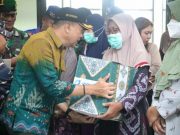 Pj. Bupati Salurkan Bantuan Beras 29 Ton untuk Warga Karimunjawa
