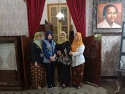 Fashion Show Kado untuk Ibunda, Ny Eka Edy Supriyanta : Ingin Kenalkan Kebaya Casual pada Pelajar