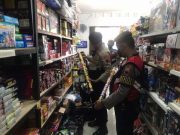 Polres Klaten: Jangan Nyalakan Mercon saat Menyambut Tahun Baru 2023 Sat Samapta Polres Klaten melakukan pemantauan lapangan termasuk di distributor kembang api. FOTO: Res Klt)