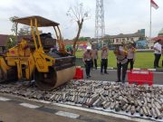 Akhir Tahun 2022 Polresta Surakarta Musnahkan Ratusan Liter Miras dan 1.235 Knalpot Brong