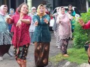 Senam Berkebaya Warnai Peringatan Hari Ibu
