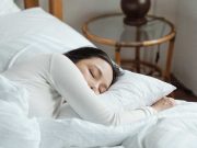 Lima Manfaat Tidur Tanpa Bantal yang Wajib Diketahui