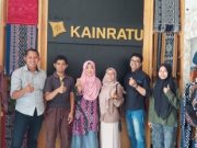Tim Pengabdian Masyarakat DKV Unisnu Jepara Kunjungi Pengrajin Tenun Troso, Ini yang Dilakukan