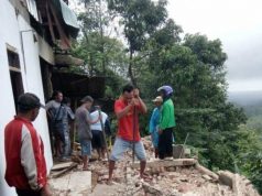 Tanah Longsor di Kunir, Rumah Kakek Renta Roboh