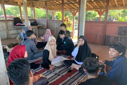 Nikmati Nasi Menir di Pantai Semat, Berburu Berita ala LPM Bursa Unisnu