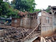 11 Rumah Rusak Tertimpa Pohon dan Tanah Longsor, Tiga Roboh