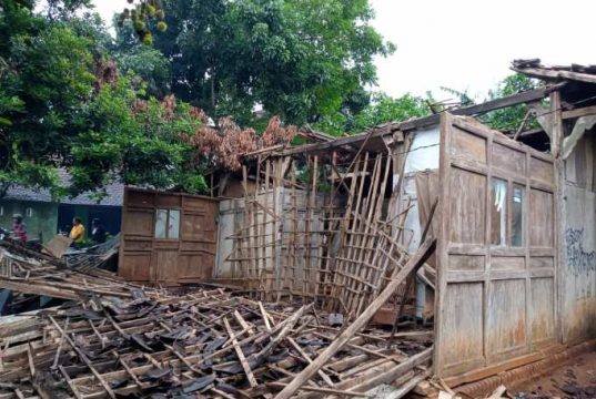 11 Rumah Rusak Tertimpa Pohon dan Tanah Longsor, Tiga Roboh