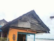 Rumah Nelayan Ujungbatu Roboh Diterjang Gelombang