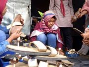 Pelatihan Membuat Sandal Upanat Bagi Ibu-Ibu Desa Candirejo Pelatihan membuat sandal upanat