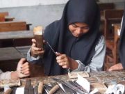 Tak Ingin Punah, MTs Nafa Petekeyan Latih Siswa-siswi Mengukir