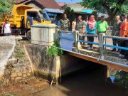 Tinjau Sungai Sekembu yang Tersumbat Sampah, Ini yang Dilakukan Edy