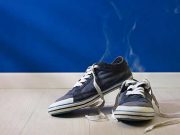 Selain Karena Tidak Menggunakan Kaos Kaki, Empat Penyebab Bau Pada Sepatu