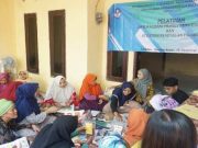 Tim Pengabdian STIESIA Surabaya Gelar Pelatihan Labeling dan Packaging Kerupuk Ikan di Kelurahan Gunung Anyar Tambak