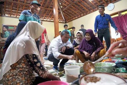 Warga Desa Menggelar Tasyakuran Jalan, Mengundang Bupati Pacitan