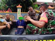Di Ngadirojo Wonogiri, Seorang Pria Ngamuk Merusak Genting Rumah Memakai Cangkul dan Sabit