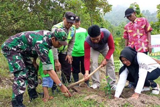 Menghijaukan Objek Wisata Alam Bukit Cumbri Purwantoro Wonogiri
