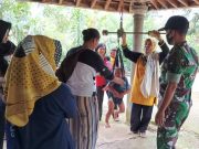 Babinsa di Bulukerto Wonogiri Aktif Membantu Pelayanan di Posyandu